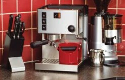 Dreamfarm Grindenstein Knock Box - Red -Coffee Drink Store Dreamfarm Grindenstein Scene FireTruck 12 20465b74 e815 4b85 80ca 03460b3acda1