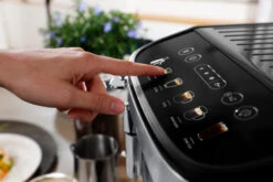 DeLonghi Magnifica Evo ECAM29043SB -Coffee Drink Store MagnificaEvo ECAM29043SB Lifestyle Alt8